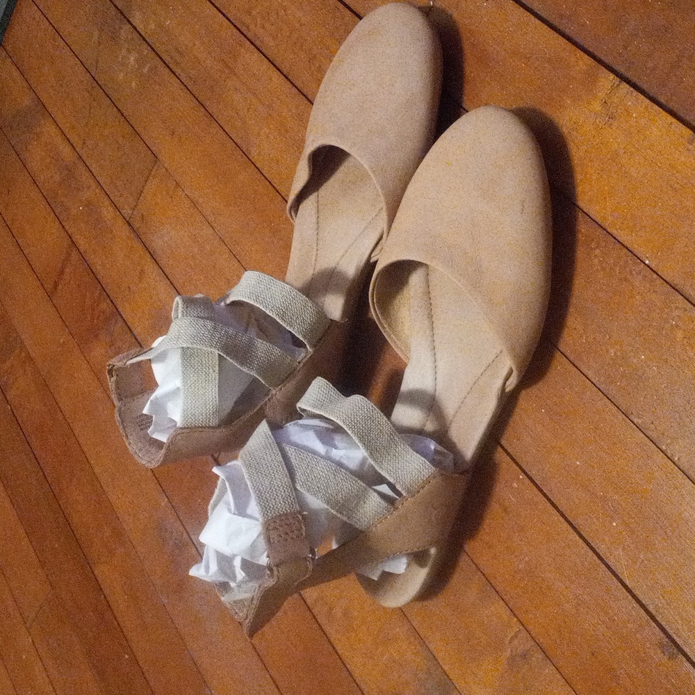 Born Beige/Tan Strappy Ankle Sandals